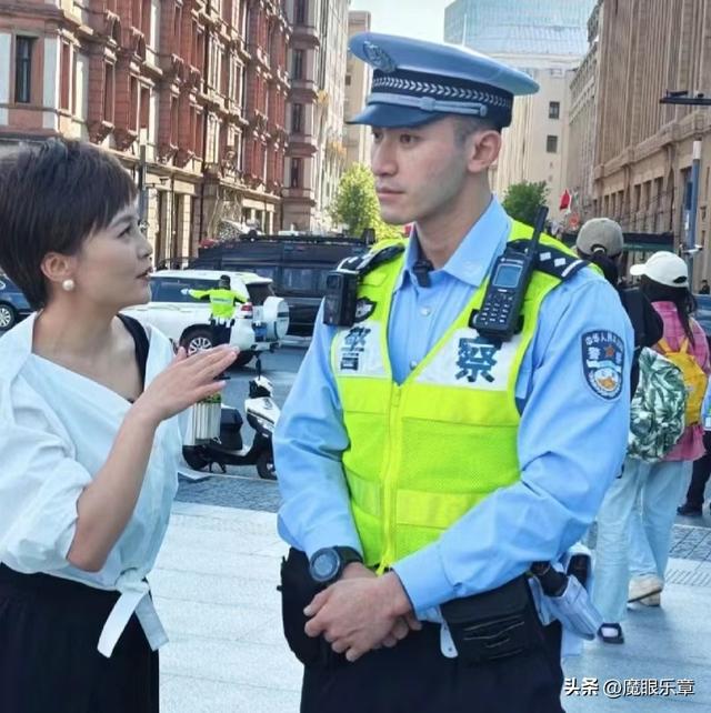 上海女主播舒怡大赞“外滩帅警察”，合影变身“小迷妹”