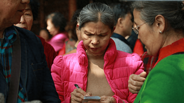 少女竟被大叔带到酒店，美女主动脱去衣服，献身五十岁的老男人!