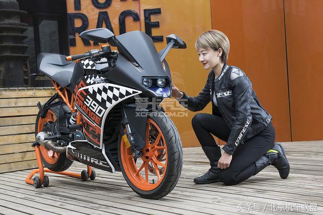 美女骑士“大橙子”和她的KTM RC390