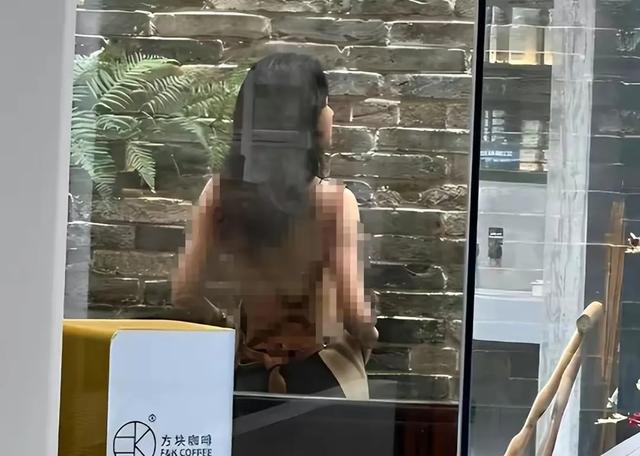 广州咖啡店美女员工裸体上阵引发争议