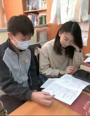 教师诱惑美女图片(炸裂上海女教师勾引16岁男生开房被丈夫举报，聊天记录不堪入目)