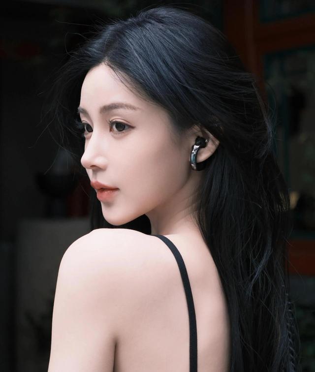 黑色温柔：长发美女室外摄影写真（10）