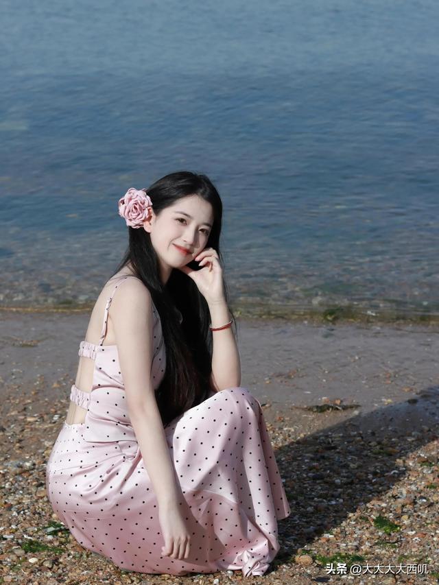 粉色浪漫：粉色连衣裙美女海边摄影写真（15）