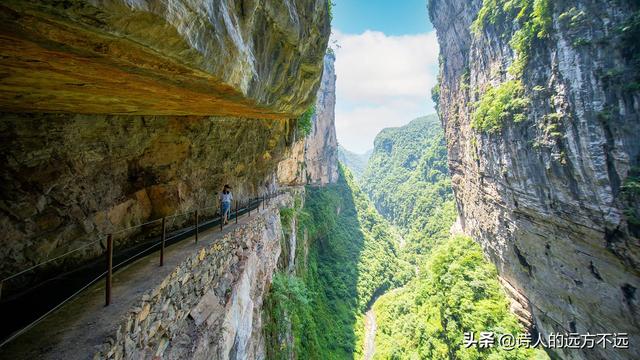 女汉子看了腿软！重庆网红“挂壁水渠”，实景绝了