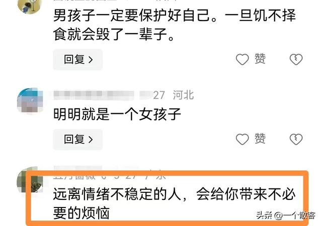 闹大了，粗壮女孩一屁股蹲地上任性撒~娇，引热议