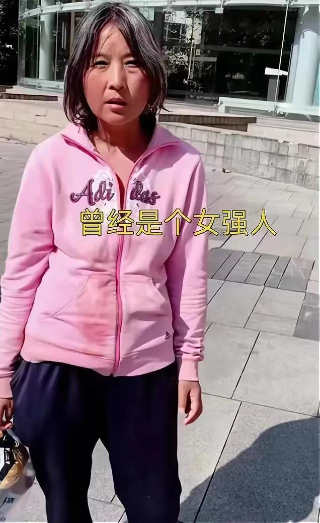 上海一女子流浪街头，风韵犹存气质引人注目，“曾经是个女强人”