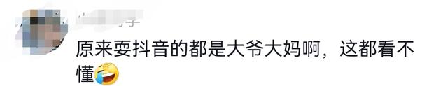 这是“光遇cos”？女子戴黑色头套在商场躺卧并以诡异姿势爬行