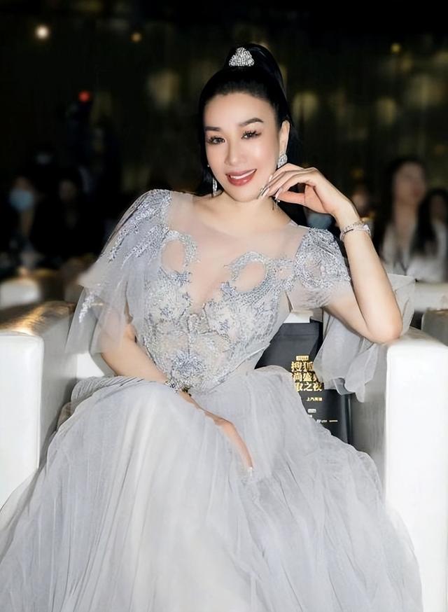 钟丽缇大女儿大胆举动，竟公开当众脱内衣和裤子，网友震撼不已