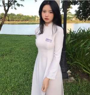 美女制服人体艺术(古典又妩媚越南中学传统奥黛制服贴身设计描绘柔美身体曲线)