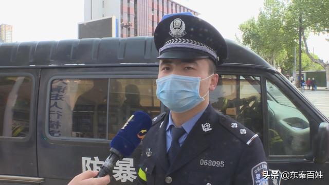 女子街头求助手机被偷 警民联手抓获嫌疑人