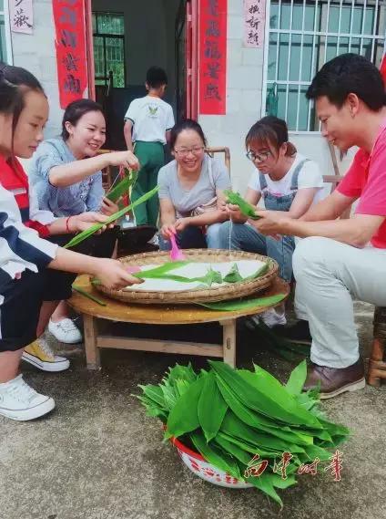 甘作学生成长的指明灯，扶贫路上的你们，教师节快乐