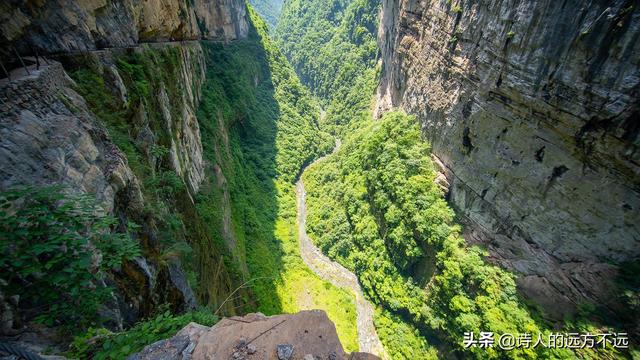 女汉子看了腿软！重庆网红“挂壁水渠”，实景绝了