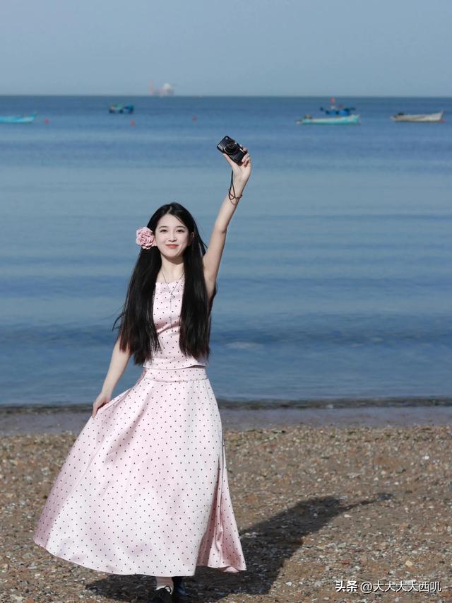 粉色浪漫：粉色连衣裙美女海边摄影写真（15）