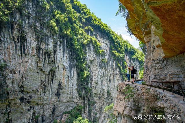 女汉子看了腿软！重庆网红“挂壁水渠”，实景绝了