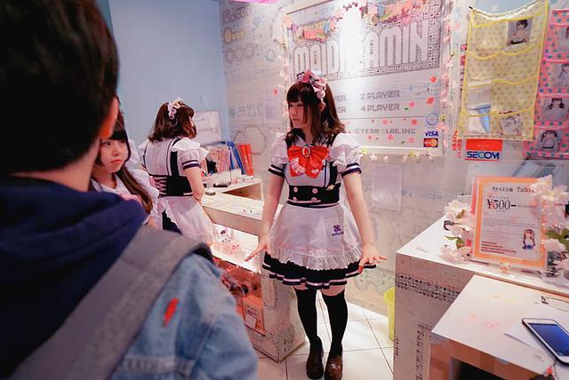 实拍日本大阪“女仆店”，可爱风满满，美少女跪在地上为客人服务