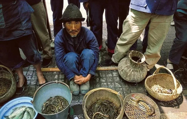 卑鄙龌龊老照片：青楼女子妖娆多姿，妇女露胸喂奶被孩子撕扯衣服