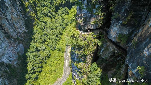 女汉子看了腿软！重庆网红“挂壁水渠”，实景绝了