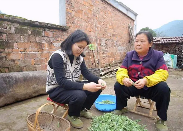 和女友看电影时，我偷偷摸了她的胸，她却突然哭了起来，什么情况