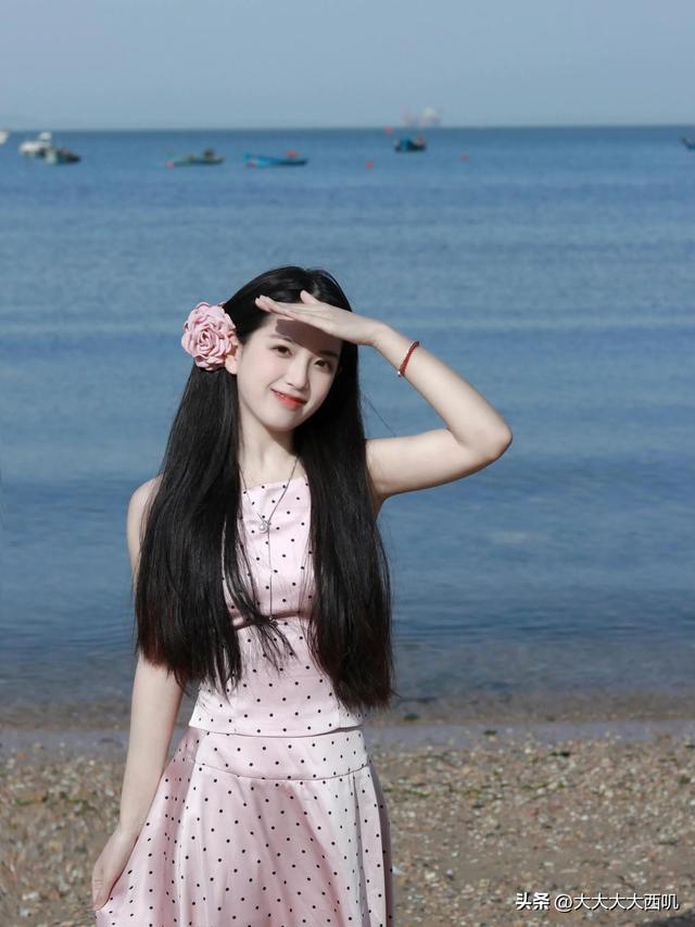 粉色浪漫：粉色连衣裙美女海边摄影写真（15）