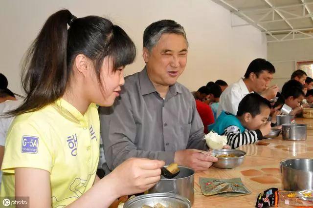 学生拉屎在裤子里，老师洗了。第二天又拉，老师辞职，校长一番话让她留下