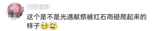 这是“光遇cos”？女子戴黑色头套在商场躺卧并以诡异姿势爬行