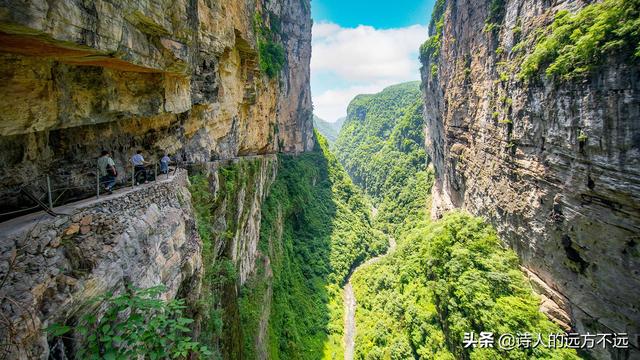 女汉子看了腿软！重庆网红“挂壁水渠”，实景绝了