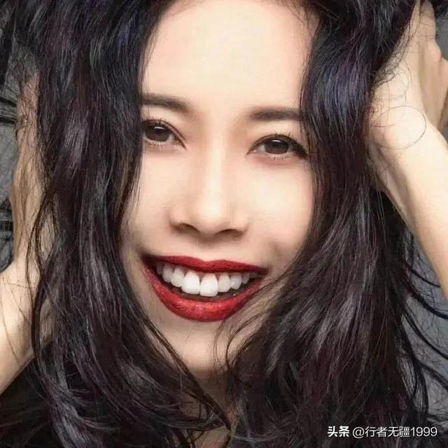 长腿美女莫文蔚！魔鬼般的身材性感的嘴，你喜欢哪一个？