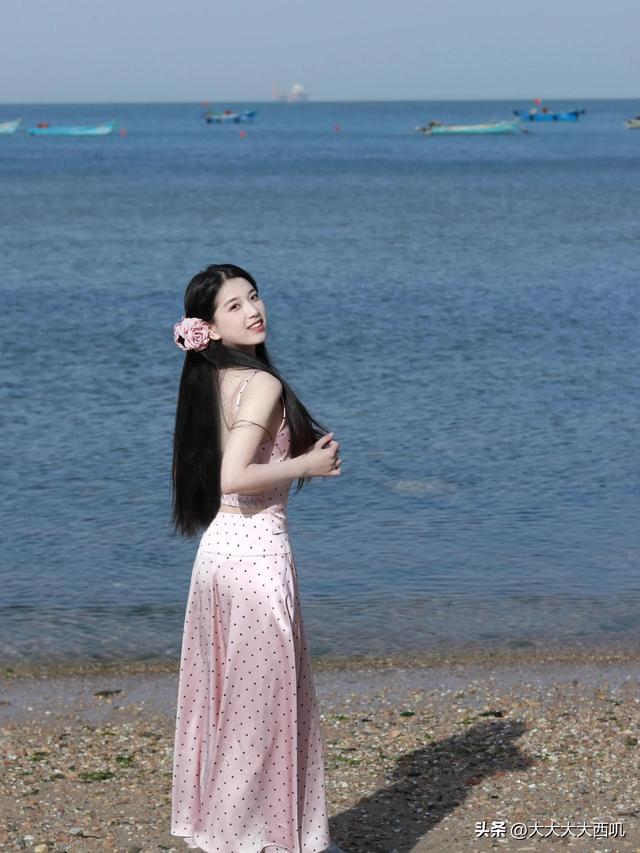 粉色浪漫：粉色连衣裙美女海边摄影写真（15）