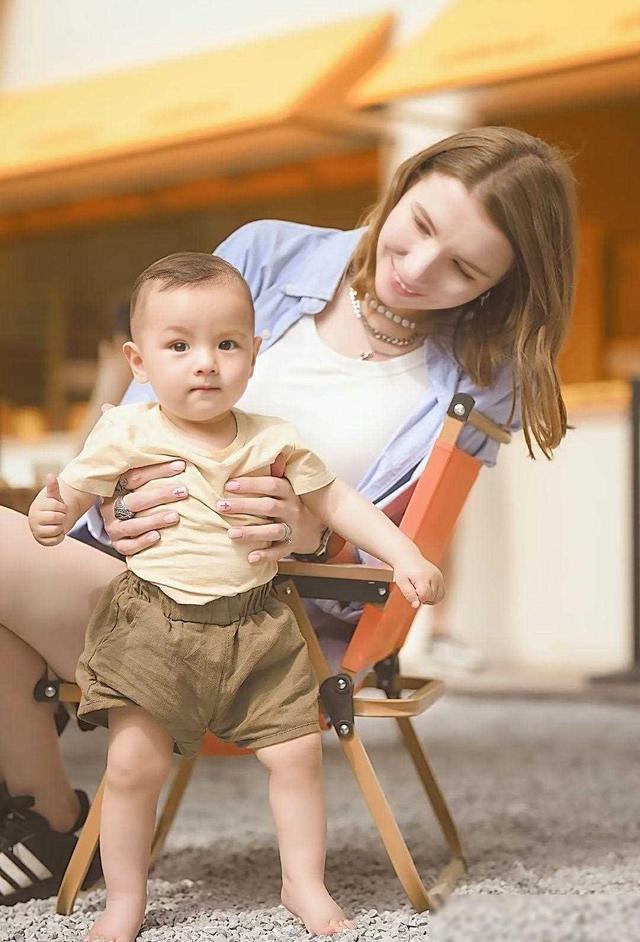 俄罗斯美女嫁东北小伙，遭生父抛弃，被逼吃狗食，如今成人生赢家