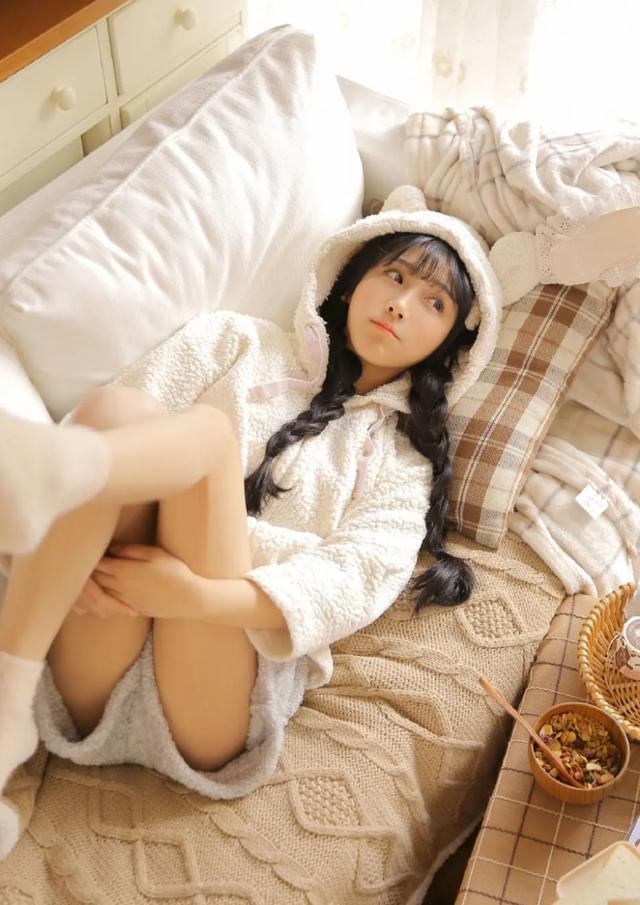 美女写真：软妹子杏眼清澈诱人养眼私房照