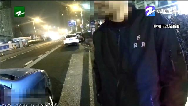 女子喝醉酒上错车 对司机拳打脚踢 还“降龙十八掌”击打辅警