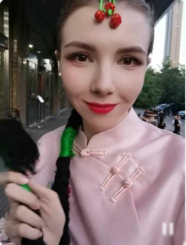 俄罗斯美女嫁东北小伙，遭生父抛弃，被逼吃狗食，如今成人生赢家