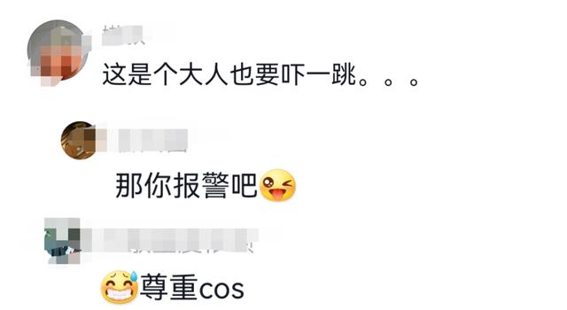 这是“光遇cos”？女子戴黑色头套在商场躺卧并以诡异姿势爬行