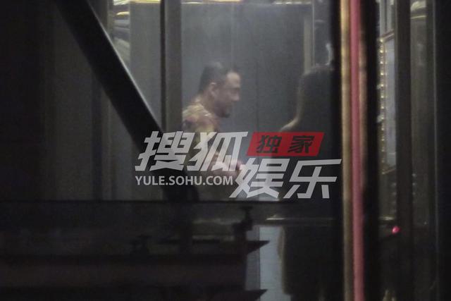 独家：杨坤夜半与两美女牵手搂抱！随后一起上车离开