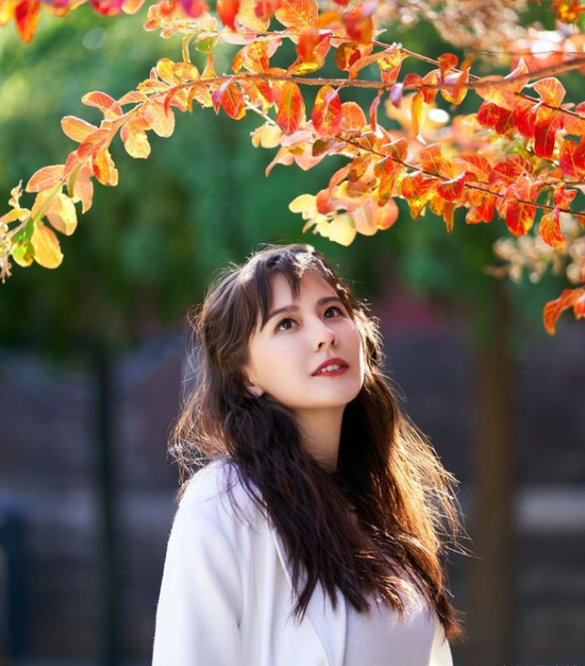 34岁女星边赶火车边吸奶，拍戏还带孩子，隐婚生女丈夫身份成谜