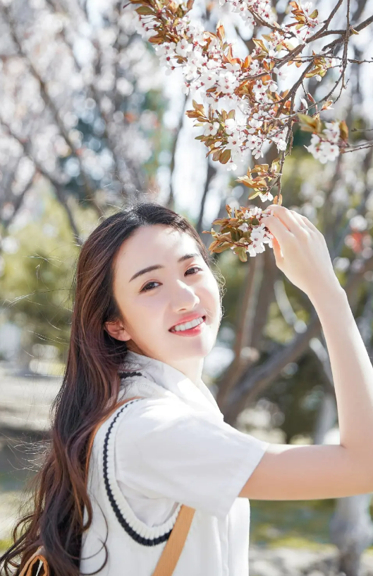 美女写真：清纯校园制服美女，户外唯美清新又迷人