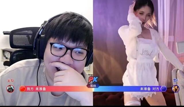 AJ也太会玩了！直播让妹妹换蕾丝制服，还要和妹子露营过夜？