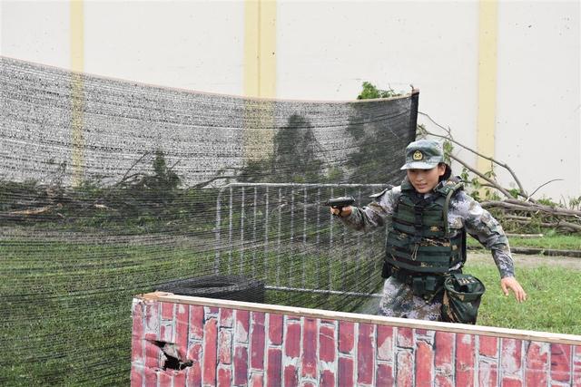 女特种兵成体育老师，小学生羡慕坏了