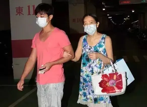 62岁许纯美近照曝光面容狰狞，身价百亿却抛弃亲女儿，现积极行善