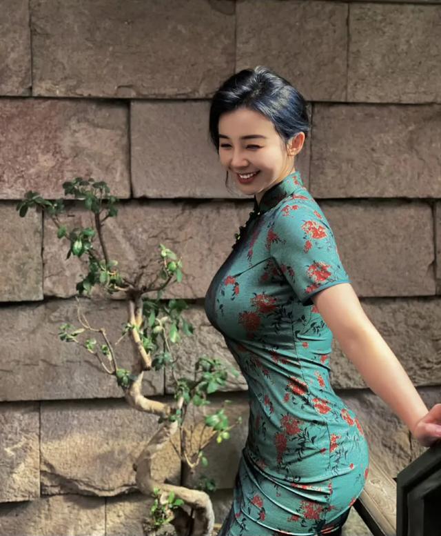 美女网红：顶不住呀！杨柳细腰，丰乳肥臀！体育女主持独一档存在