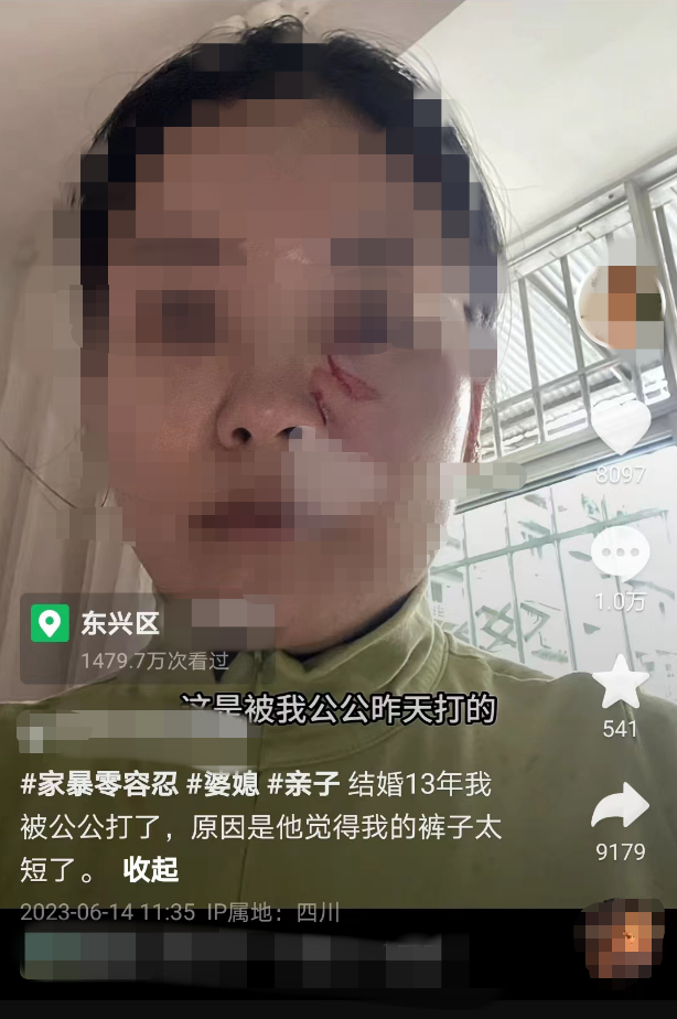 女人穿齐屁短裤出门，公公怒斥伤风败俗，儿媳回怼俩人使出龙爪手