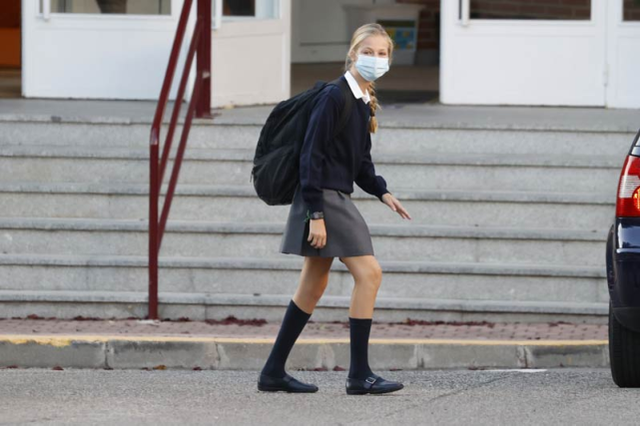 西班牙公主重返校园！穿制服扎麻花辫好清纯，搭配长筒袜秀出美腿