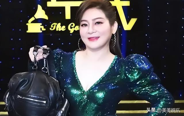 王彩桦跟大女儿在舞台上激吻了20秒，惹争议