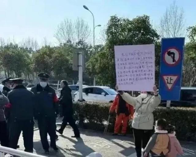 00后女大学生与食堂师傅发生不正当关系，原配带两孩在校门口举牌