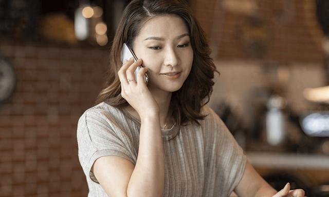 少女竟被大叔带到酒店，美女主动脱去衣服，献身五十岁的老男人!