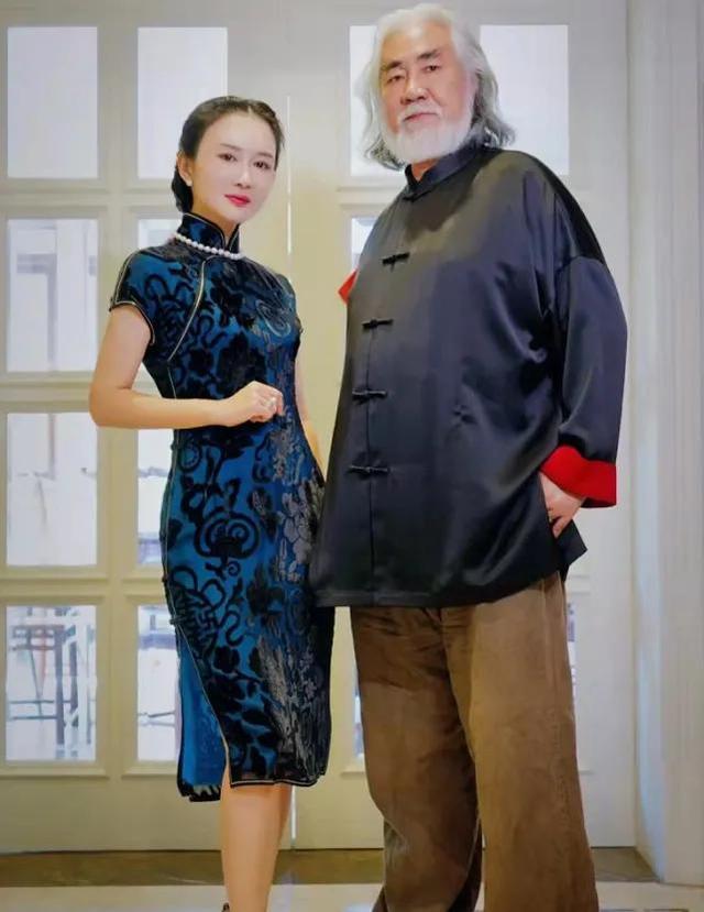 72岁张纪中晚宴疑似偷瞄大胸美女，多次回头引争议，娇妻不在身旁