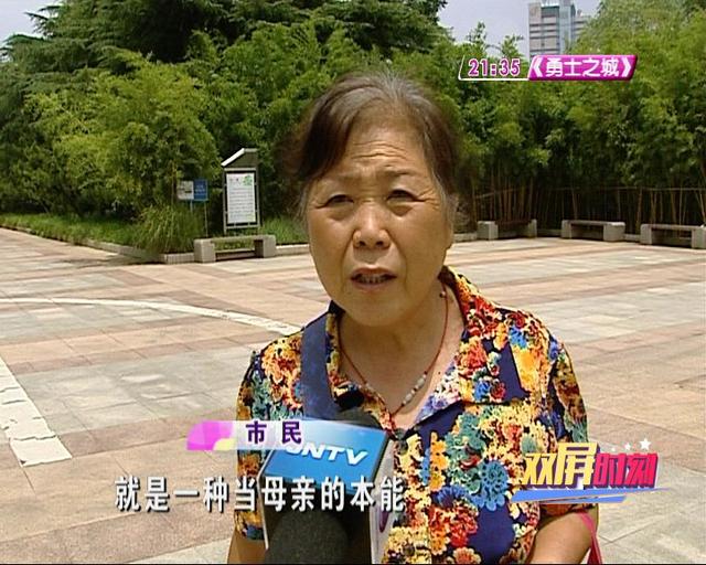 女子公交车哺乳被拍，拍照者竟连发三四个群……