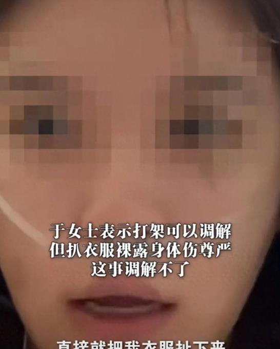 闹大了！电梯内狗尾巴扫腿，23岁女子在打斗中被扯下衣服露出胸部