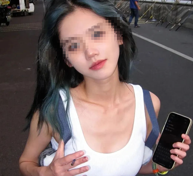 “擦边媚男、纯欲写真”千万粉美女直播强吻女生？纯欲天花板翻车