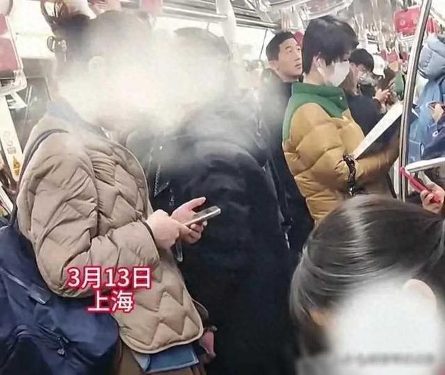 上海：地铁男子专挑女乘客“贴贴”，动作娴熟肆无忌惮，全程被拍